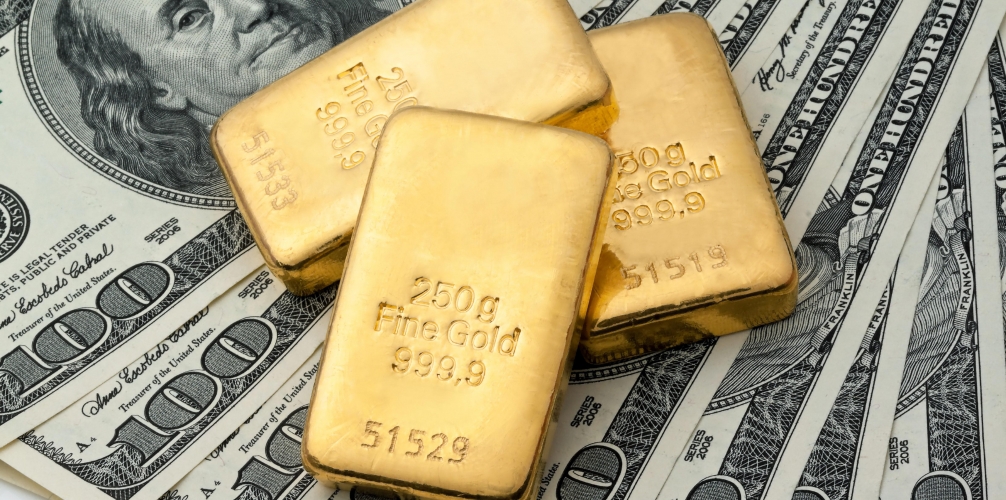 الذهب ينخفض مع تعافي الدولار من أدنى مستوى في 3 سنوات