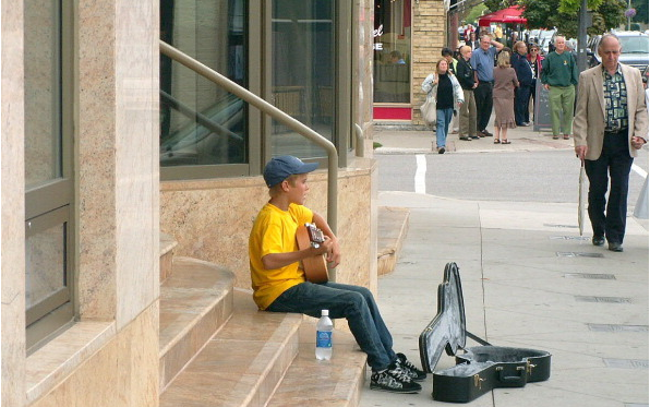 قبل الشهرة .. جاستين بيبر يغني للمارة في كندا عام 2007