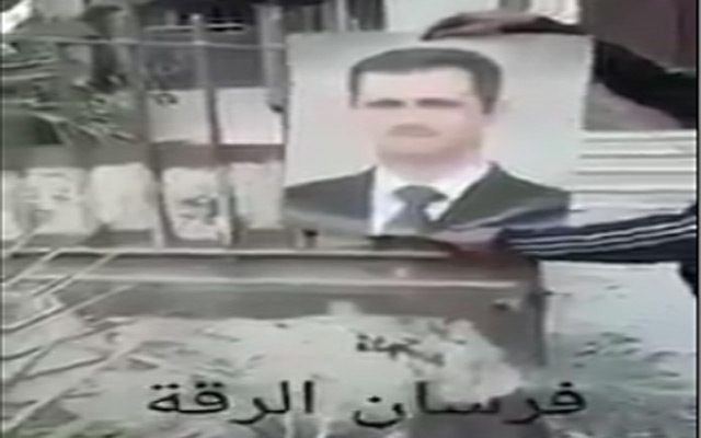 فرسان الرقة ترفع صور الرئيس الأسد امام مركز ميليشيا قسد