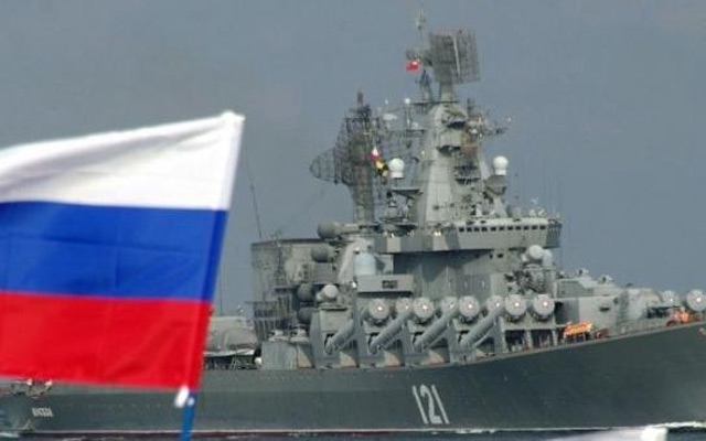  حاملة طائرات أمريكية تهرب من سفينة إستطلاع روسية