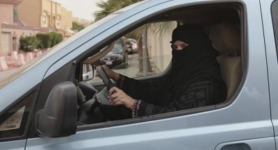 سلطنة عمان تتجه للسماح للمرأة بقيادة سيارة الأجرة!