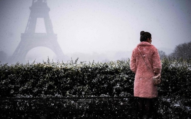 الثلوج تغلق برج إيفل أمام الزائرين في باريس 