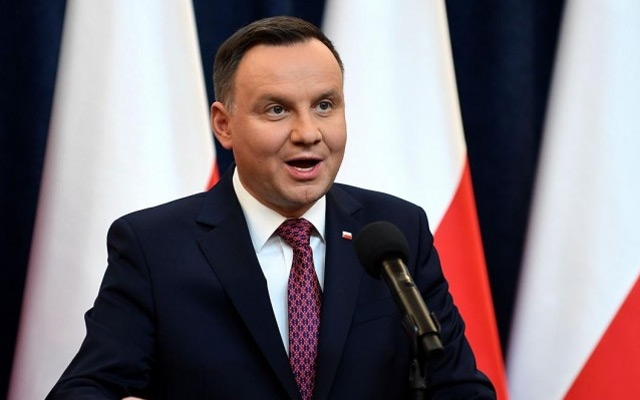 رئيس بولندا يوقع قانون حول محرقة اليهود
