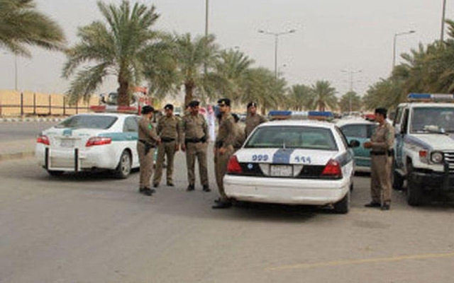 سعودي عارياً في شوارع جدة يهاجم رجال الشرطة برشاش!