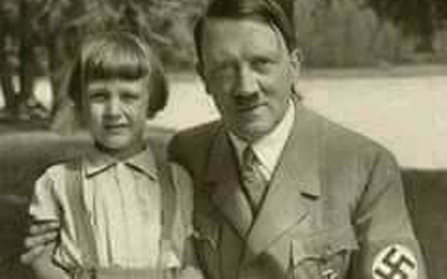  لن تصدق من هي هذه الطفلة بجانب هتلر..!!