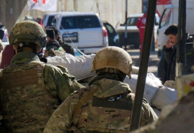 فيديو يظهر ضحايا القوات الروسية بالقصف الأمريكي شرق الفرات 