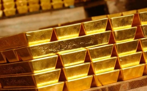 الذهب يتراجع مع صعود الدولار من أدنى مستوى منذ كانون الاول 2014