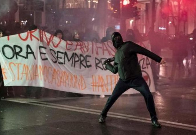 ايطاليا.. اشتباكات بين الشرطة وعشرات المحتجين