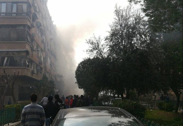 إصابة شقيقة الفنانة أمل عرفة بالقذيفة الصاروخية على حي ركن الدين