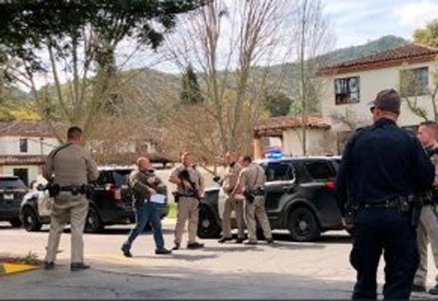مسلح يحتجز 3 رهائن داخل منزل بولاية كاليفورنيا الأمريكية 