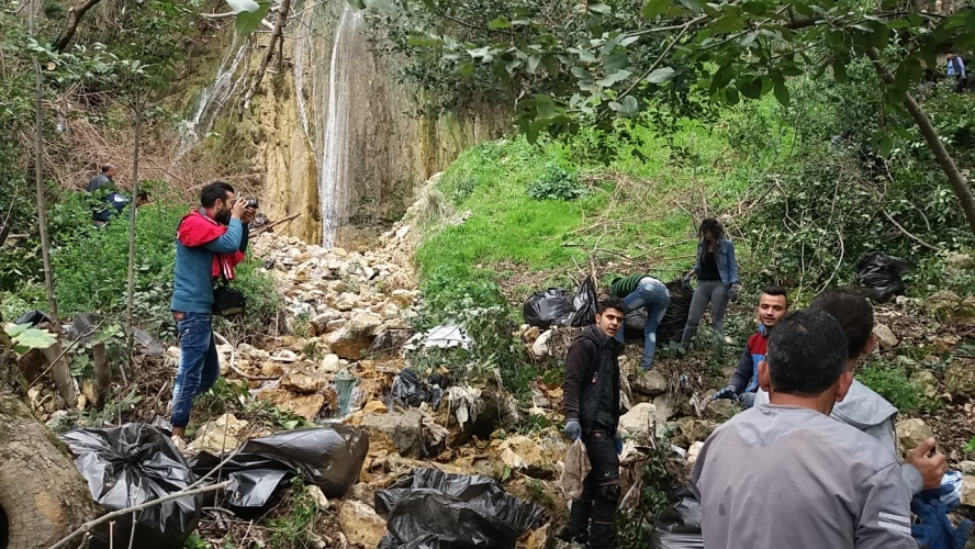 مؤسسة طبيعة بلا حدود وفريق من المتطوعين  يشنون حملة لتنظيف وإعادة تأهيل شلالات وادي القلع
