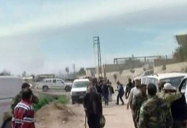  بالفيديو.. أكثر من 10 آلاف مواطن سوري يخرجون من الغوطة الشرقية عبر ممر حمورية
