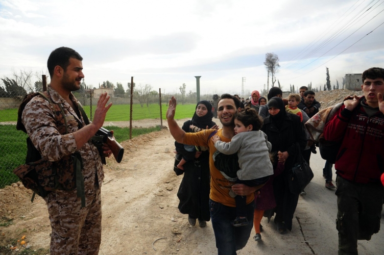  الجيش يؤمن خروج آلاف المدنيين المحاصرين في الغوطة الشرقية وينقلهم إلى مراكز إقامة مؤقتة 