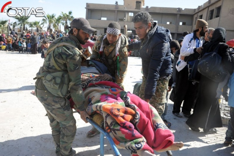 بالصور: تأمين خروج أعداد كبيرة من مدنيي الغوطة الشرقية عبر ممر حمورية