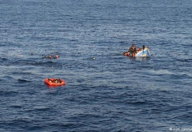 نجاة 3 أشخاص بحادثة غرق مركب في بحر إيجه