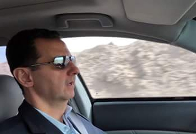 شاهد كيف ترجل الرئيس الأسد من سيارته ليصافح جنود الجيش السوري في طريقه لعمق الغوطة 