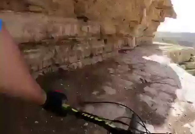   بالفيديو.. شاب يقود دراجته الهوائية على حافة جبل شاهق في مشهد يحبس الأنفاس    