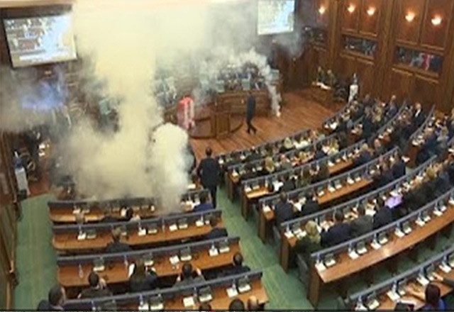بالفيديو.. برلمان كوسوفو يشهد هجومًا بقنابل الغاز في جلسة مصيرية