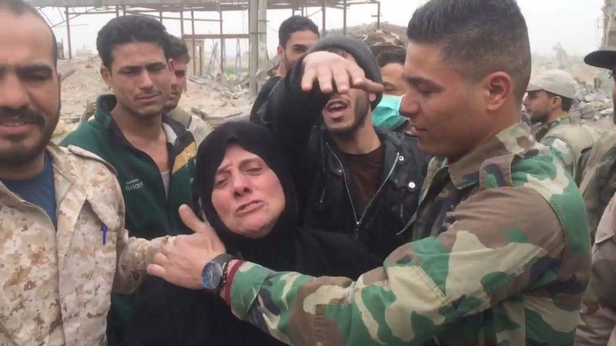 بالفيديو.. جندي في الجيش السوري يلتقي والدته الخارجة من الغوطة بعد 7 سنوات من الفراق