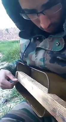 بعلبة ذخيرة وقطعة خشب.. جندي سوري يعزف 