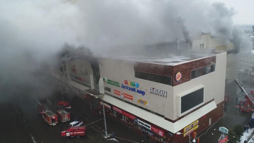 حريق بمركز للتسوق في روسيا يقتل 64 شخصا بينهم أطفال