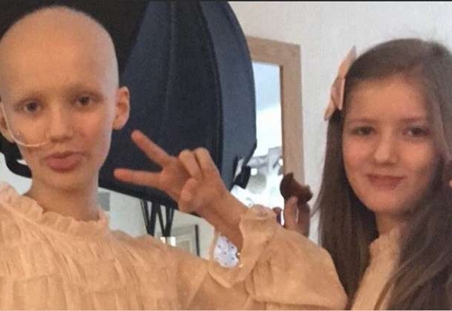 طفلة تصاب بالسرطان و توأمها تشاركها الاعراض و هي سليمة