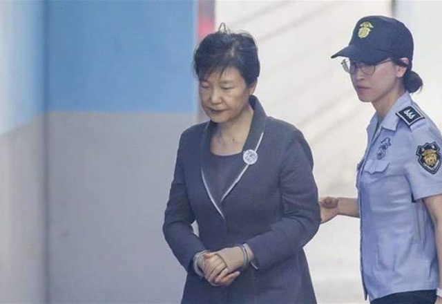 الحكم بالسجن 25 عاما على الرئيسة الكورية الجنوبية المعزولة