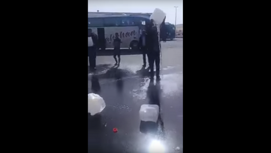 السعودية تجبر المعتمرين الأردنيين على سكب مياه زمزم في الشارع - فيديو