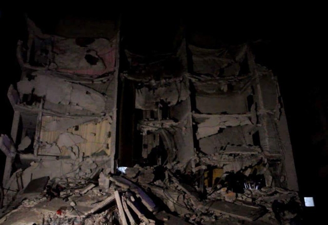 بالفيديو.. انفجار يهز ادلب تسبب بانهيار بناء كامل ووقوع 14 قتيل واكثر من 100 مصاب