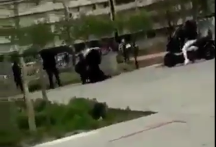 فرنسا: الشرطة الفرنسية تسحج و تضرب و تعتقل إمرأة مسلمة بسبب زيها