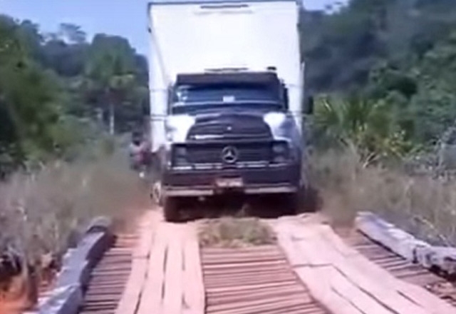  فيديو يحبس الأنفاس لعبور شاحنة على جسر يهابه حتى المشاة
