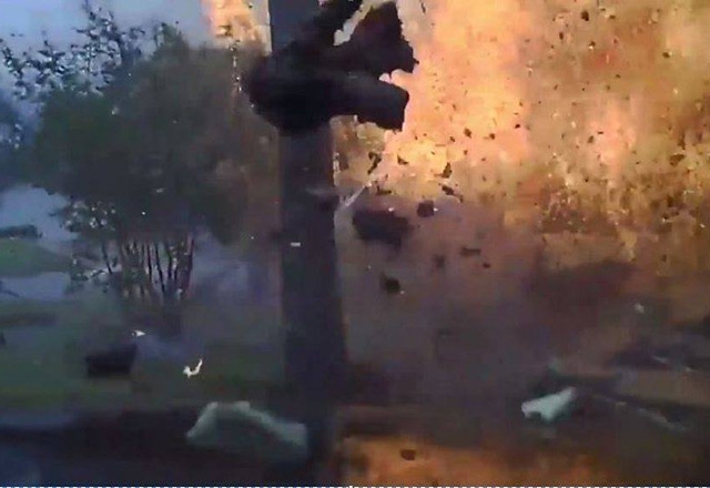 بالفيديو ... انفجار منزل في تكساس بعد ارتطام سيارة به 