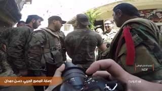 إصابة المصور الحربي حسن حمدان برصاصة قناص بقدمه أثناء تغطية معارك مخيم اليرموك