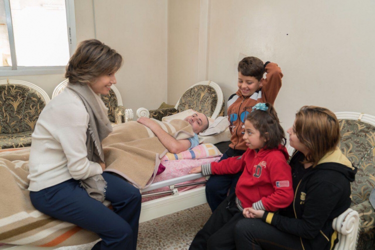 السيدة أسماء الأسد تزور جرحى الجيش في حيي كرم الزيتون ووادي الذهب بحمص في اطار المتابعة لبرنامج جريح الوطن