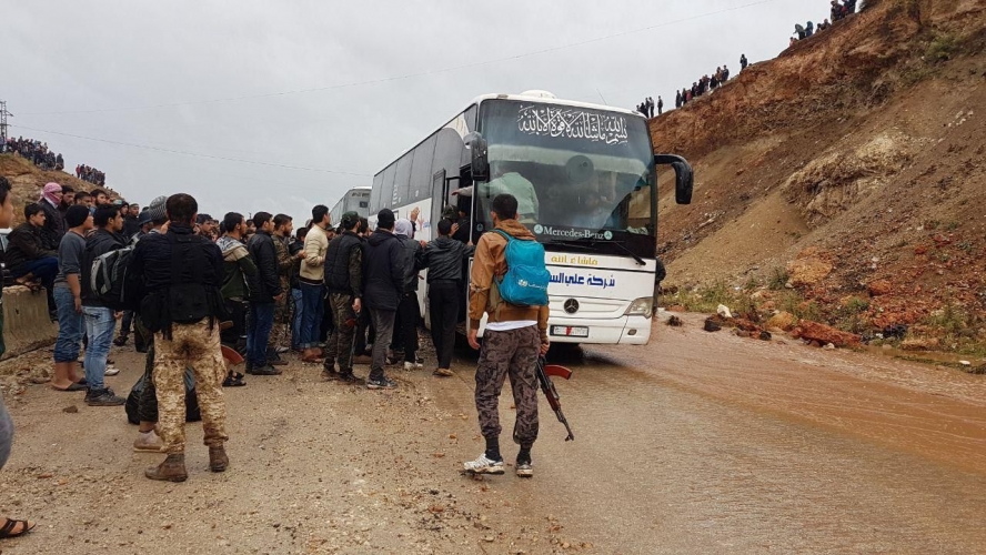 اخراج عدد من الحافلات تقل عشرات الإرهابيين وعائلاتهم من ريفي حماة وحمص تمهيدا لنقلها إلى شمال سورية