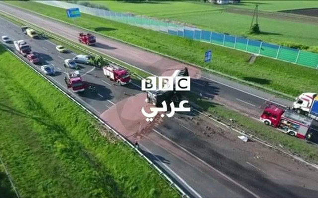 بالفيديو.. سيارة محملة بالشكولاتة تغرق طريقا سريعا في بولندا