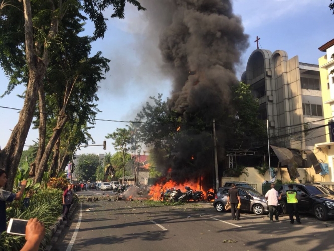 قتلى وجرحى في انفجارات بـ 3 كنائس في إندونيسيا