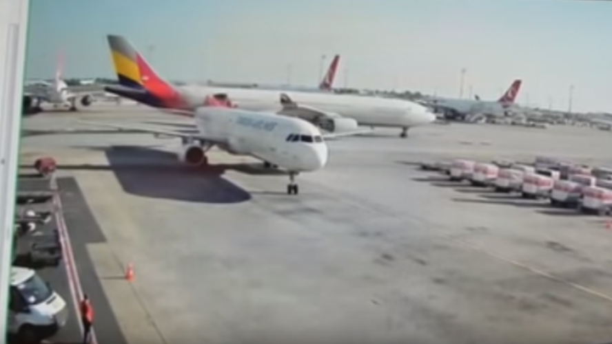 شاهد لحظة تصادم طائرتين في مطار إسطنبول