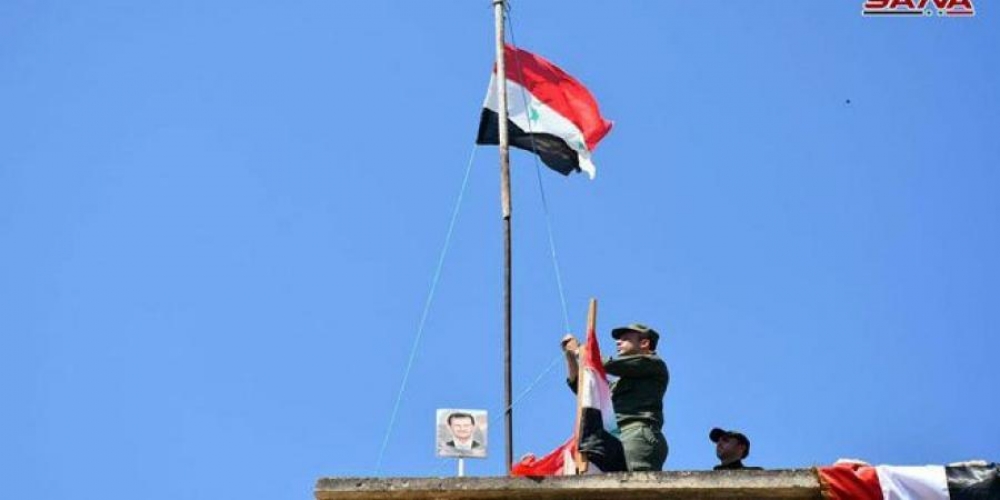 رفع العلم الوطني فوق مبنى الناحية ببلدة حر بنفسه بريف حماة الجنوبي بعد إخلائها من الإرهابيين