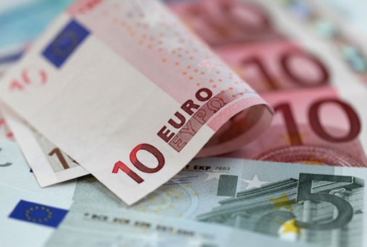 اليورو ينخفض بفعل المخاطر السياسية في إيطاليا وعوائد السندات