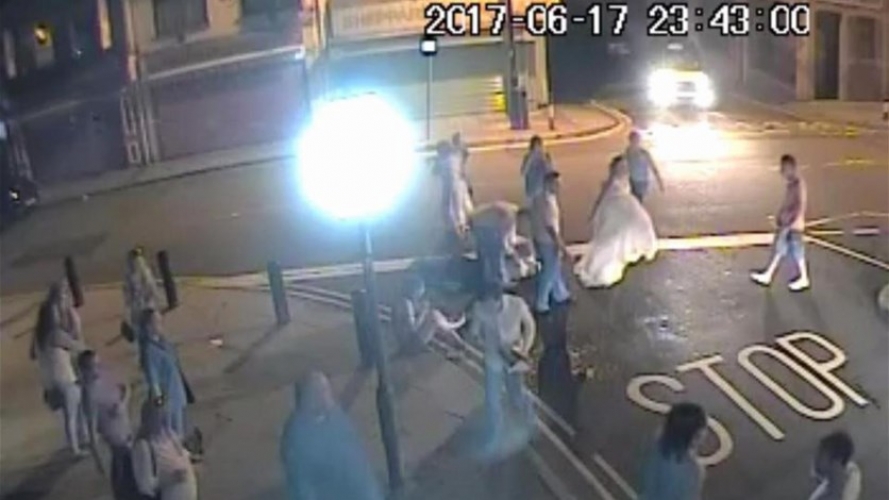 بالفيديو.. حفل زفاف ينتهي في الشارع... والعروس تحاول التدخل لمنع القتال