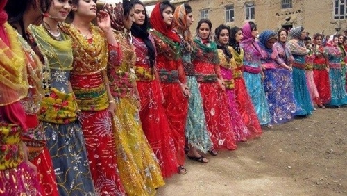 بعد 40 عاماً من الحظر...ايران تسمح للنساء بارتداء الملابس الفارسية التاريخية   