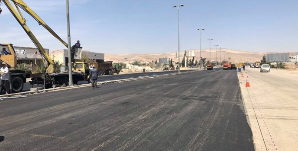 عمليات تأهيل الطريق الدولي حمص حماة متواصلة.. والبدء بتأهيل طريق حمص مصياف