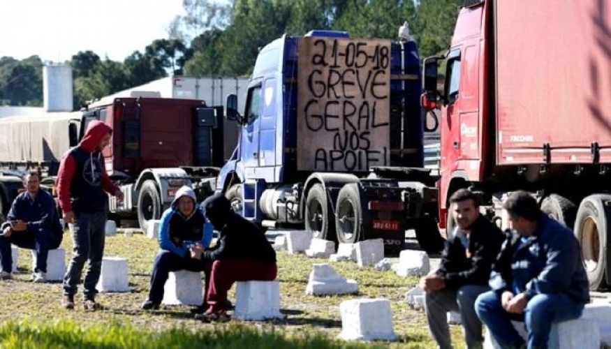سائقو الشاحنات فى البرازيل يواصلون اضرابهم رغم تدخل الجيش
