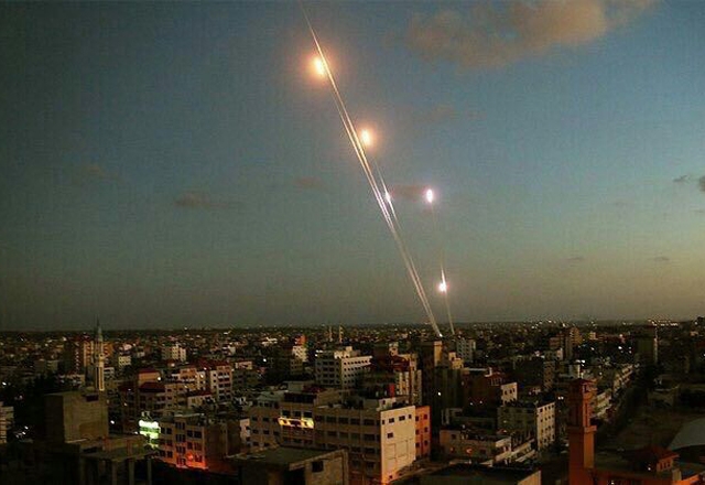 بالصورة: لحظة إطلاق المقاومة رشقاتها الصاروخية من قطاع غزة تجاه العدو الصهيوني في منطقة غلاف غزة