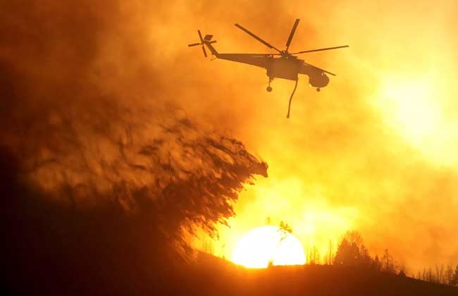 حريق هائل في ولاية أمريكية يجبر سكان قرية على إخلائها!