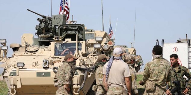 جنود امريكيين وعراقيون قرب الحدود العراقية السورية.. ماذا يفعلون؟