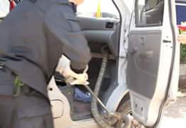 بالفيديو: اخراج ثعبان ضخم من داخل سيارة