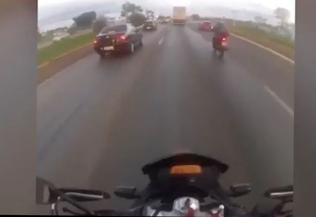 بالفيديو ـ مقتل سائق دراجة نارية بعد اصطدام عجلة طائرة برأسه !!