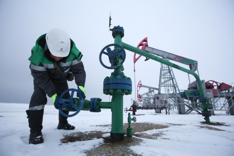 النفط ينخفض بتراجع أنشطة التكرير الصينية والمستوى القياسي لإنتاج الخام الأمريكي